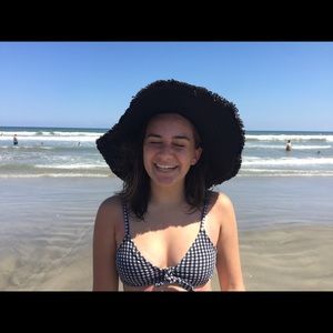 Meet your Posher, Ava